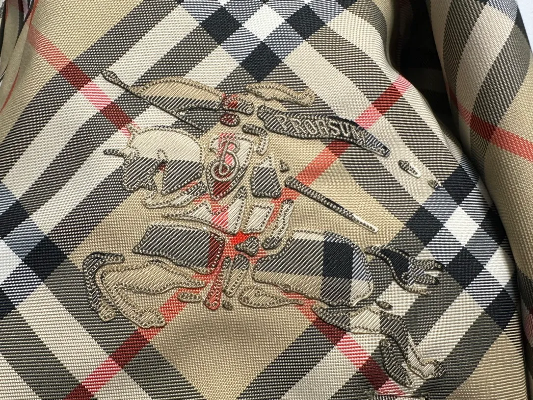 【Burberry】BBR 、 、 、 ， Breathable 、 ； Wear-Resistant . 。 、 ， ， 、 。 、 ， ： ， Classic ， ➕ ， “ ” ， ， 。 Size：S M L XL